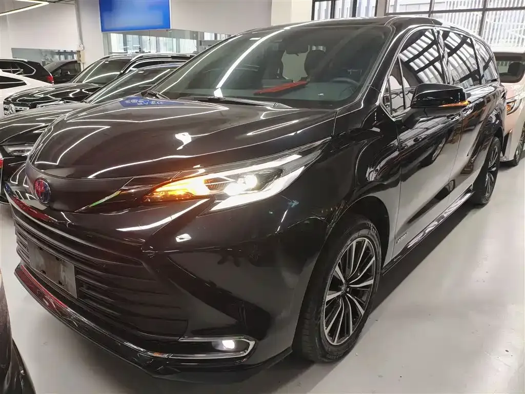 Toyota Sienna — фото 1