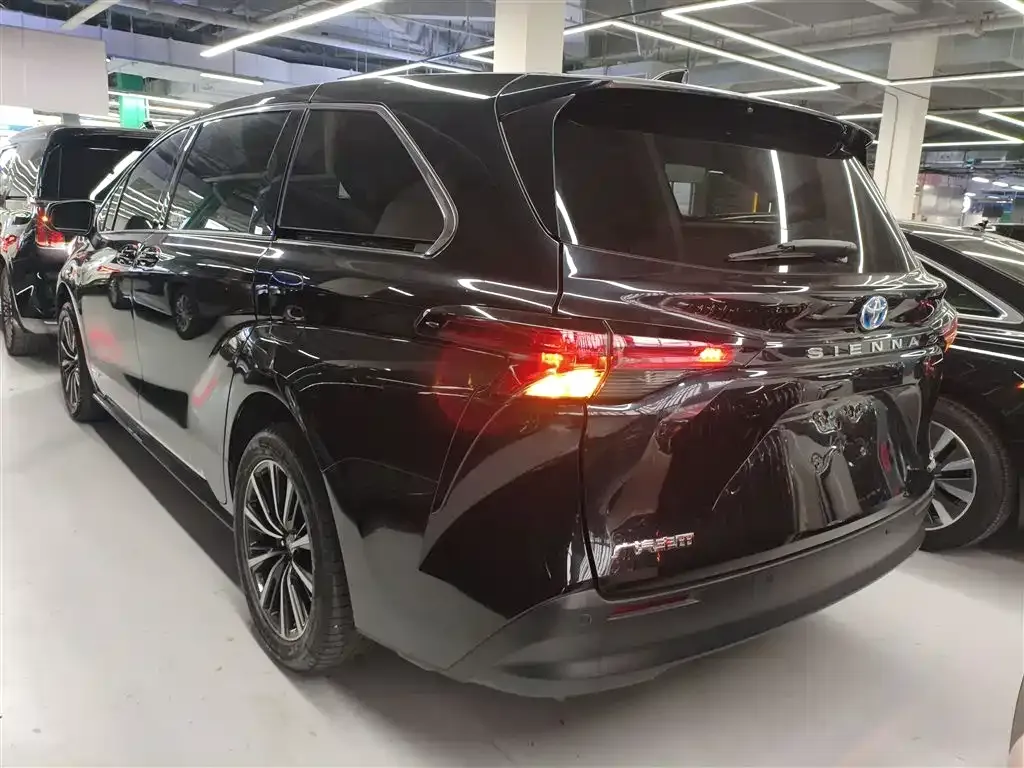 Toyota Sienna — фото 2