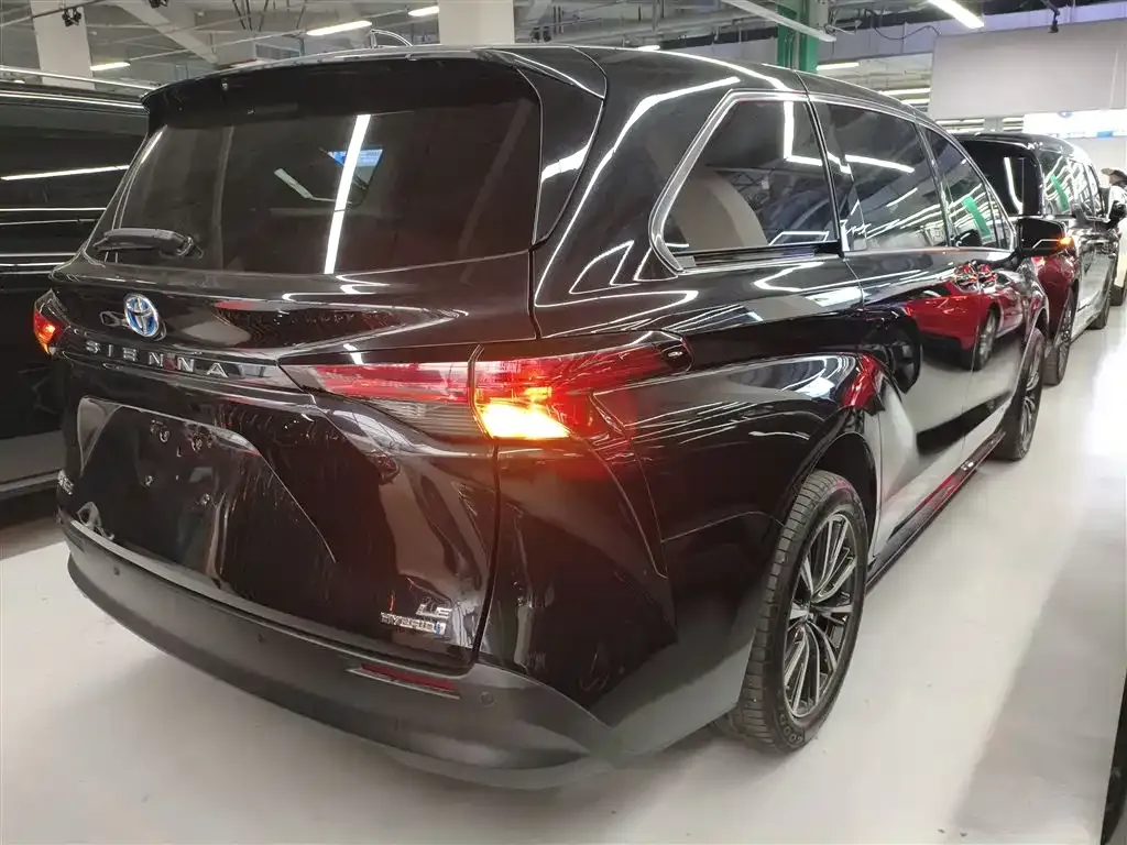 Toyota Sienna — фото 10