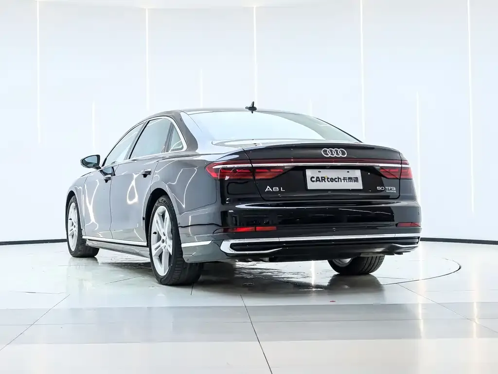 Audi A8 — фото 1
