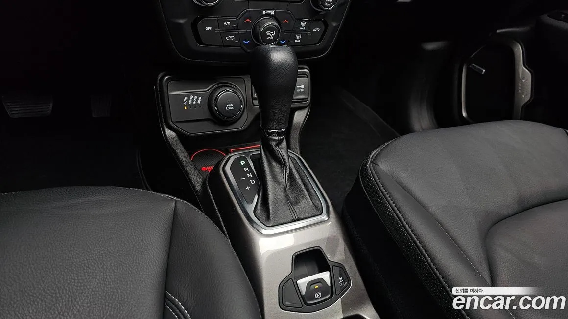 Jeep Renegade — фото 10