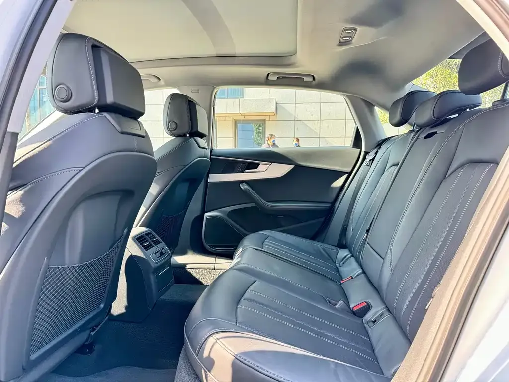 Audi A4L 2023 из CN, фото 4