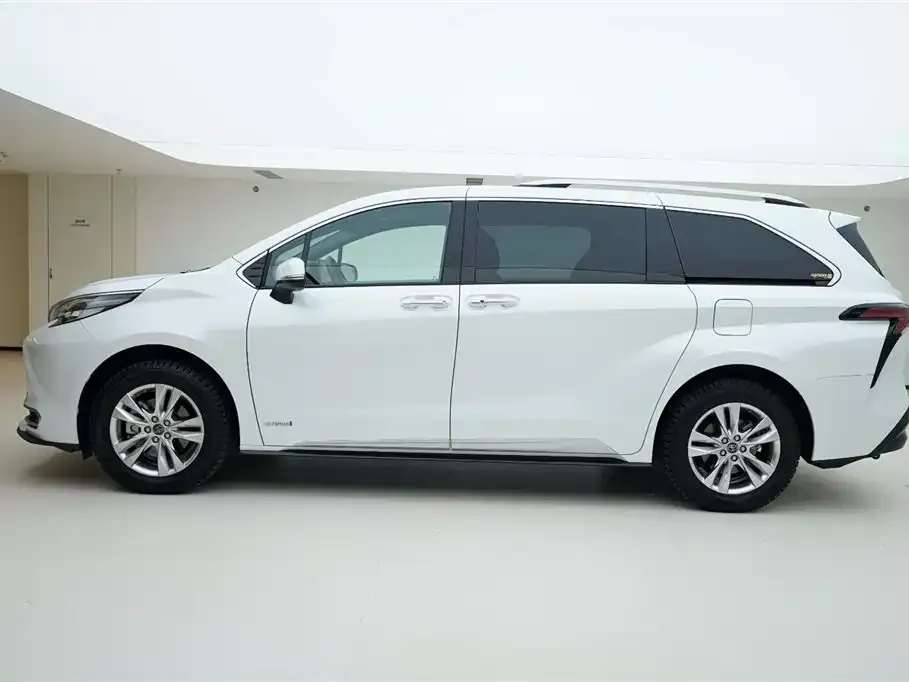 Toyota Sienna — фото 5