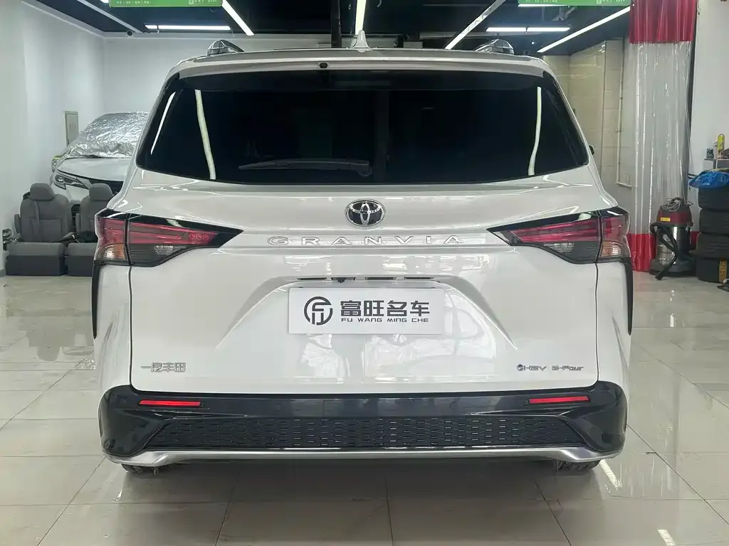 Toyota Granvia 2024 из CN, фото 2