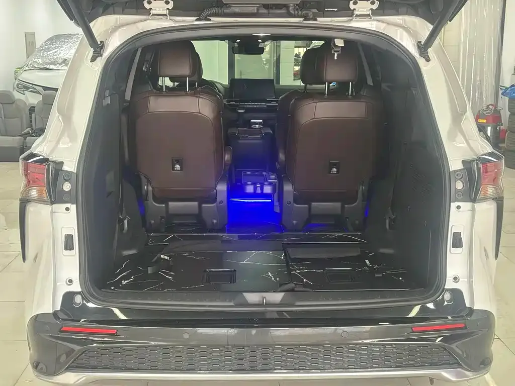 Toyota Granvia 2024 из CN, фото 4