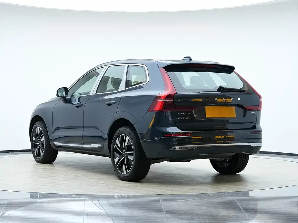 Volvo XC60 — фото 9