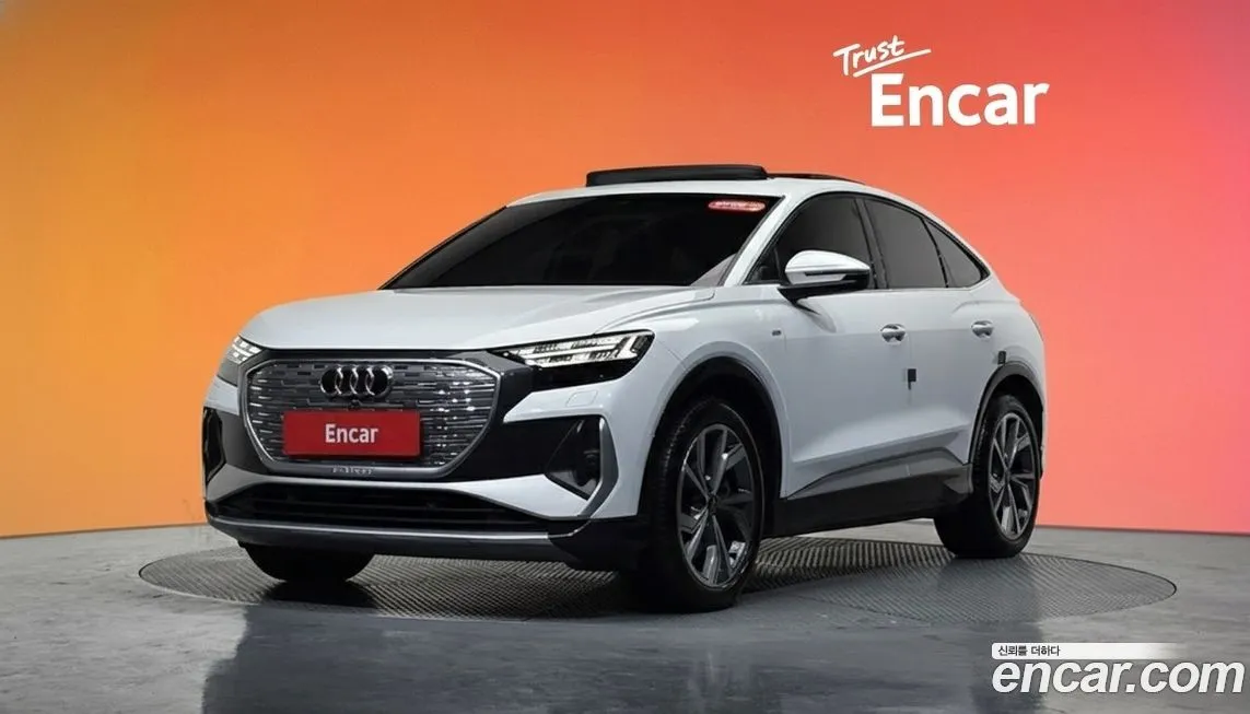 Audi Q4 e-tron — фото 1