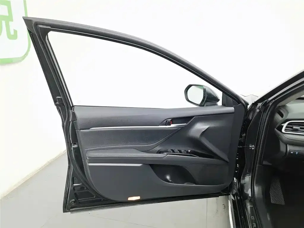 Toyota Camry 2023 из CN, фото 2