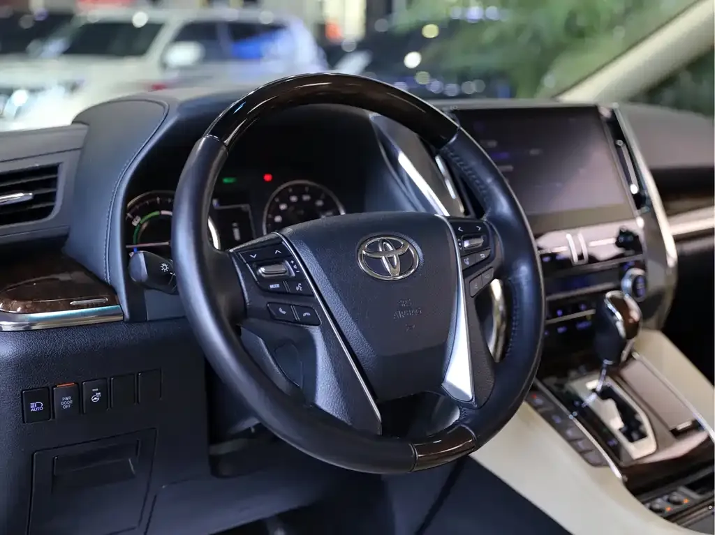Toyota Alphard — фото 5