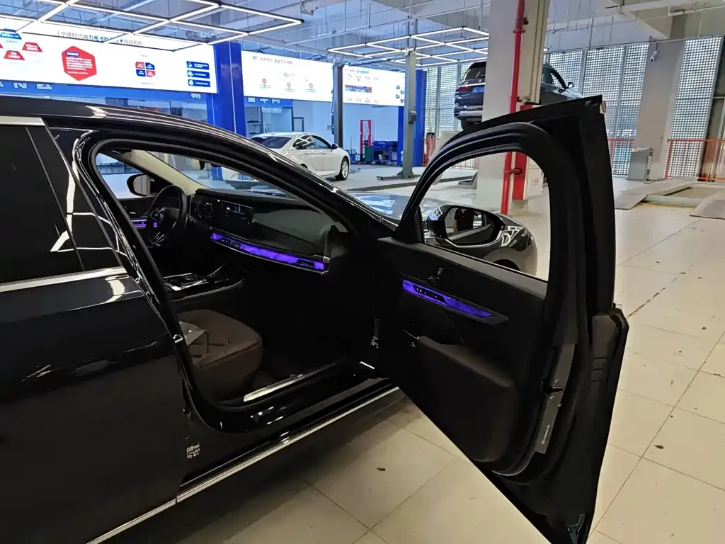 BMW 7 Series 2023 из CN, фото 10