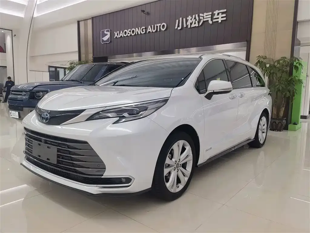 Toyota Sienna — фото 1