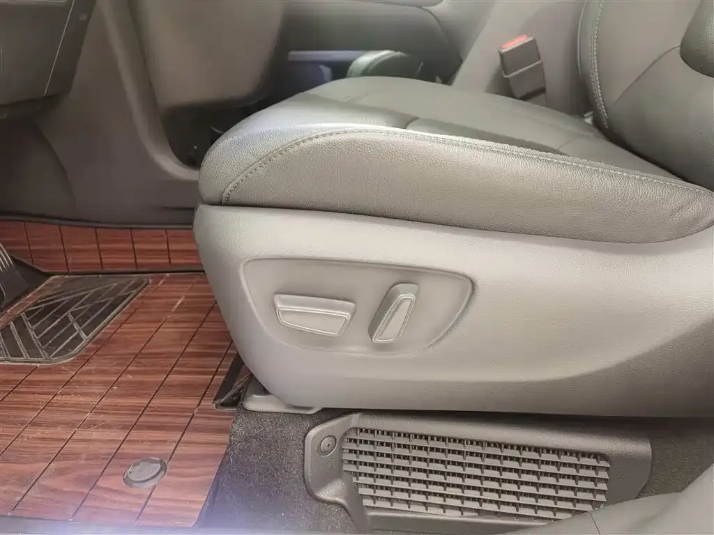 Toyota Sienna — фото 8