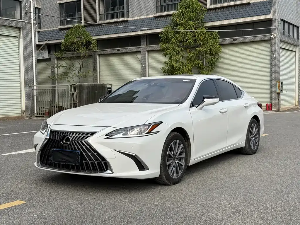 Lexus ES — фото 1