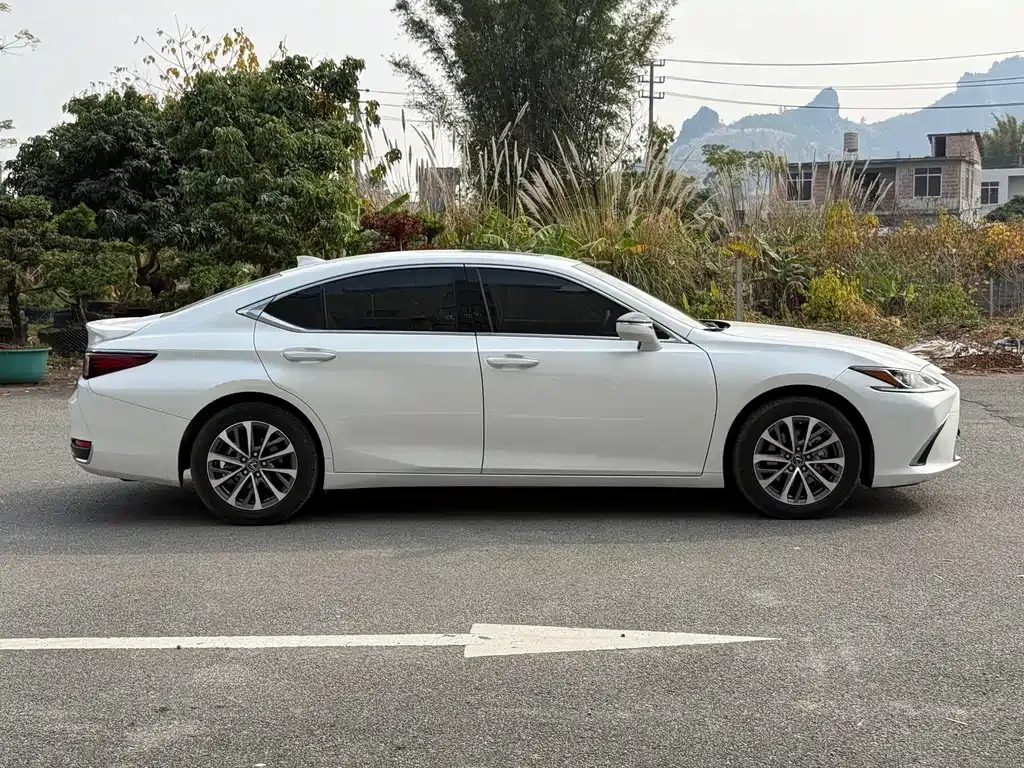 Lexus ES — фото 8