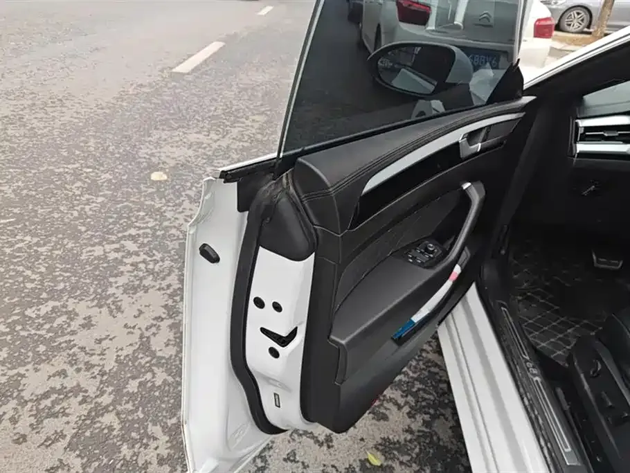 Volkswagen CC 2023 из CN, фото 4