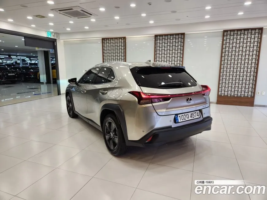 Lexus UX — фото 3