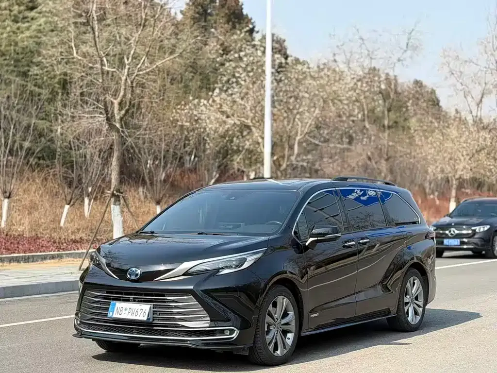 Toyota Sienna — фото 1