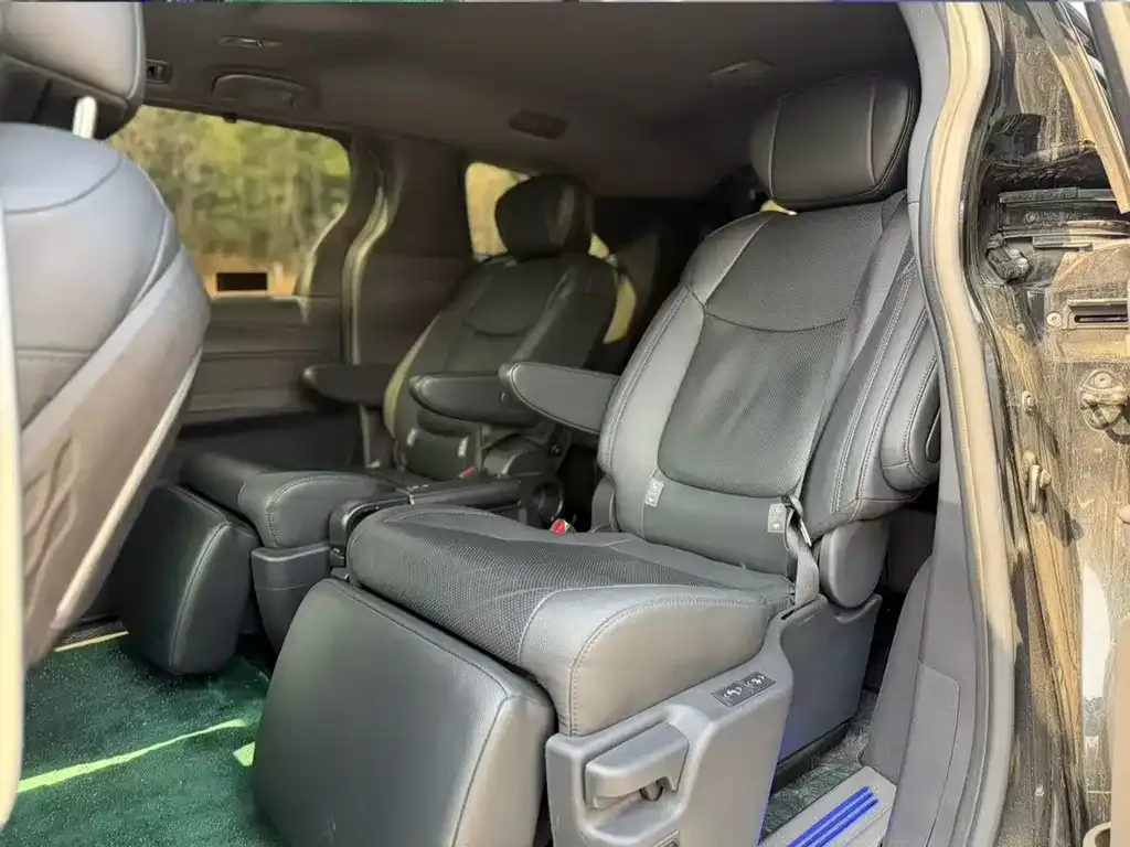 Toyota Sienna — фото 9
