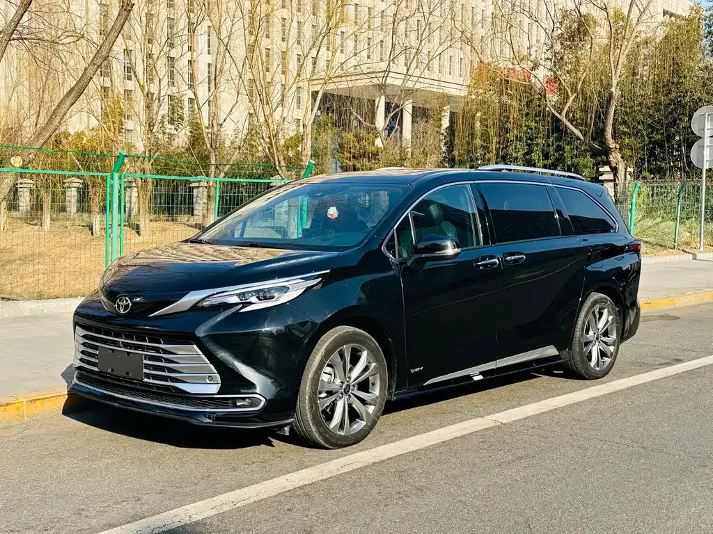 Toyota Sienna — фото 1
