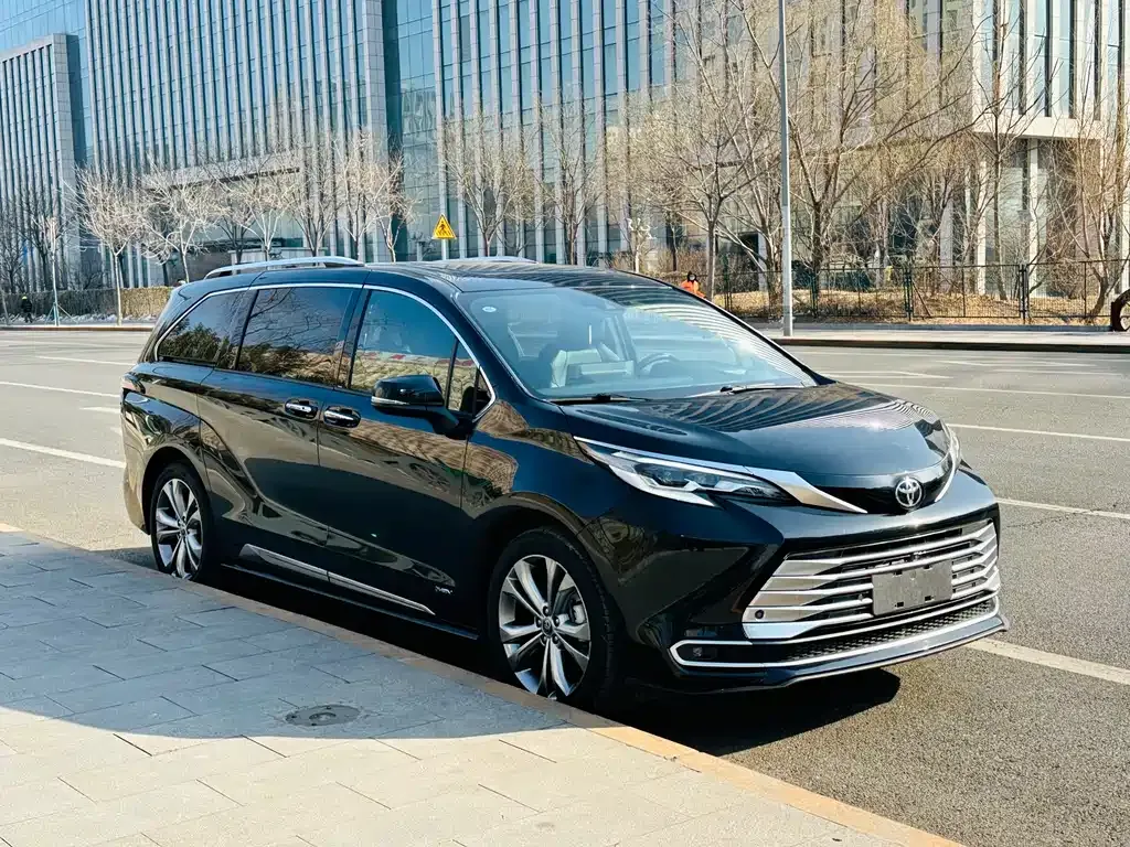 Toyota Sienna — фото 3
