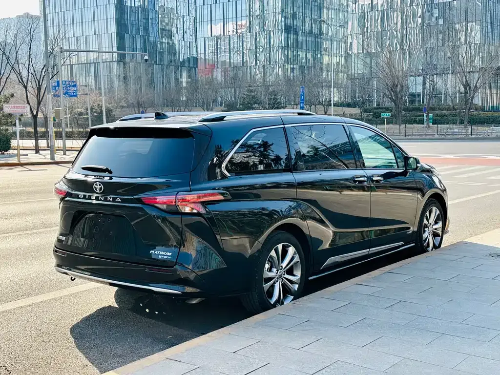 Toyota Sienna — фото 2
