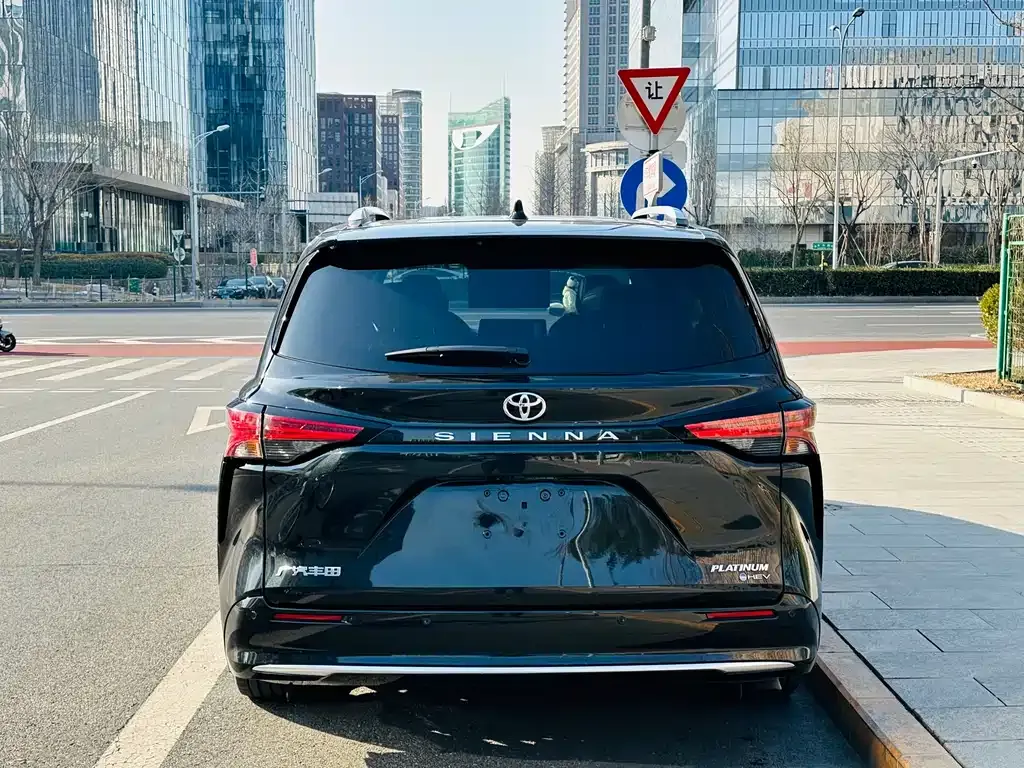 Toyota Sienna — фото 7
