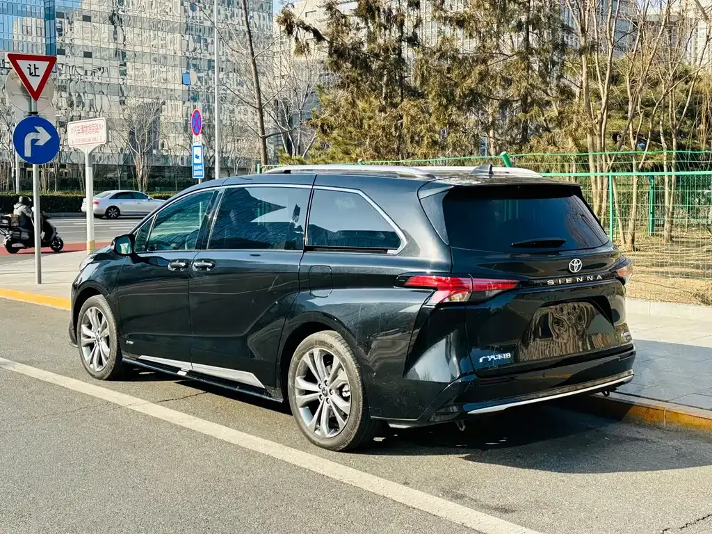 Toyota Sienna — фото 8