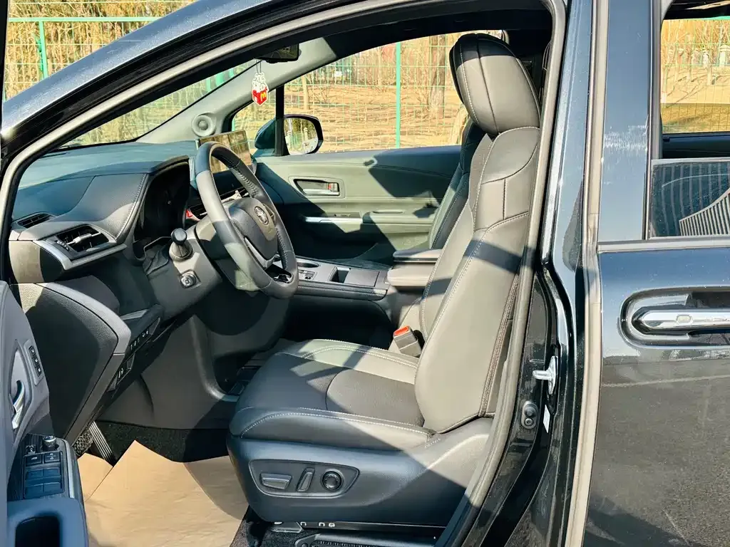 Toyota Sienna — фото 10