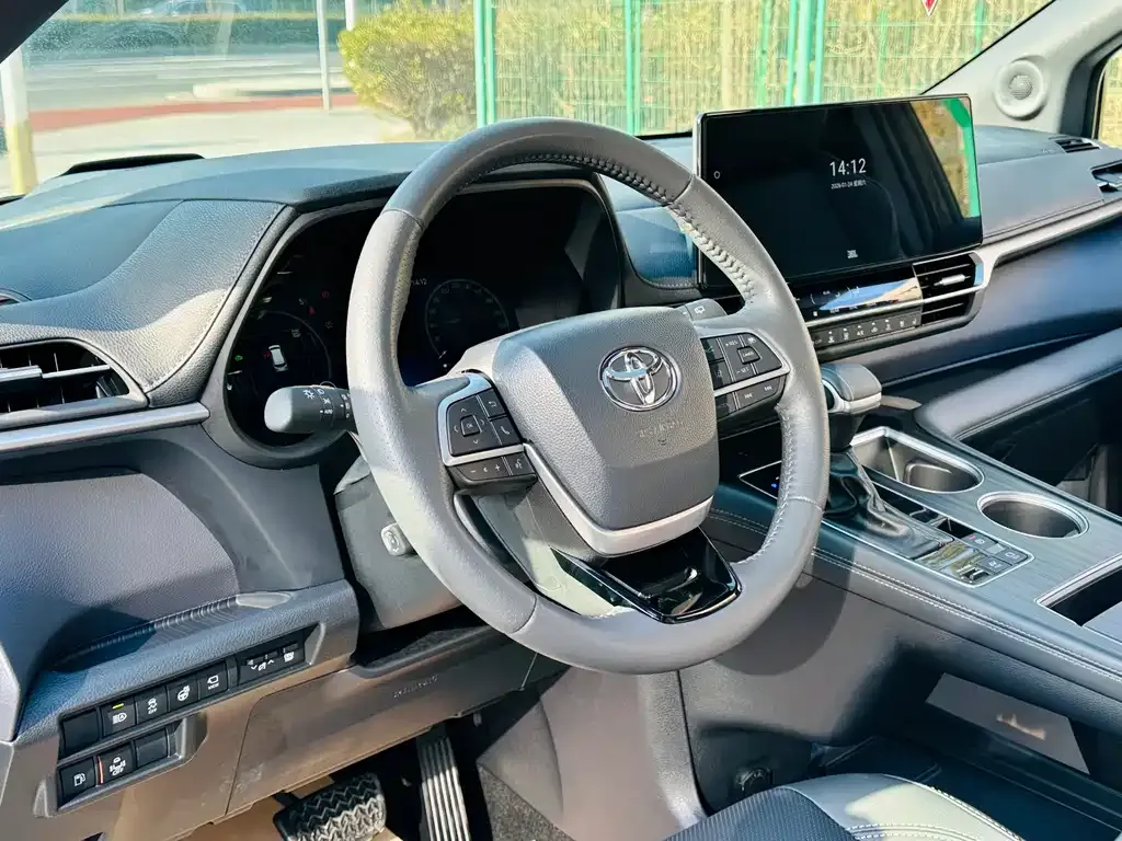 Toyota Sienna — фото 4
