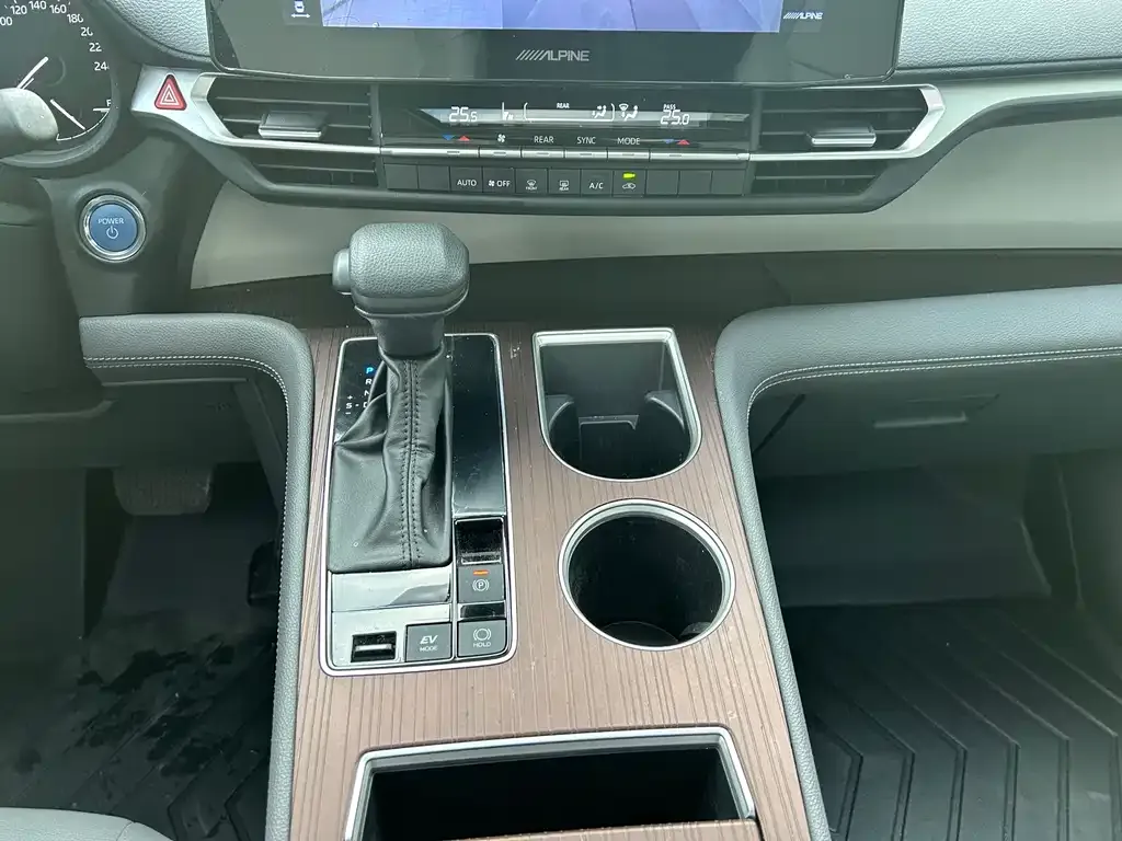 Toyota Granvia 2024 из CN, фото 2