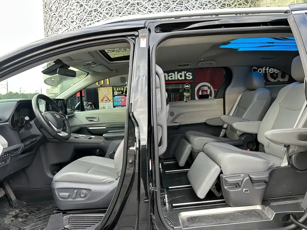 Toyota Granvia 2024 из CN, фото 5