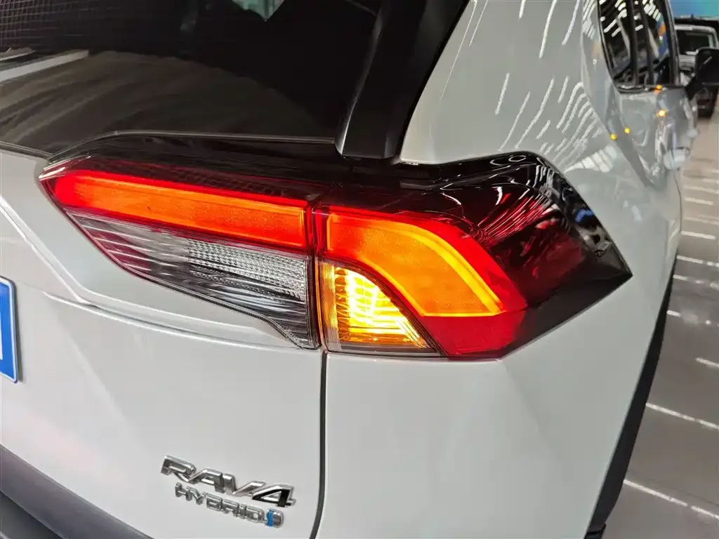 Toyota RAV4 — фото 8