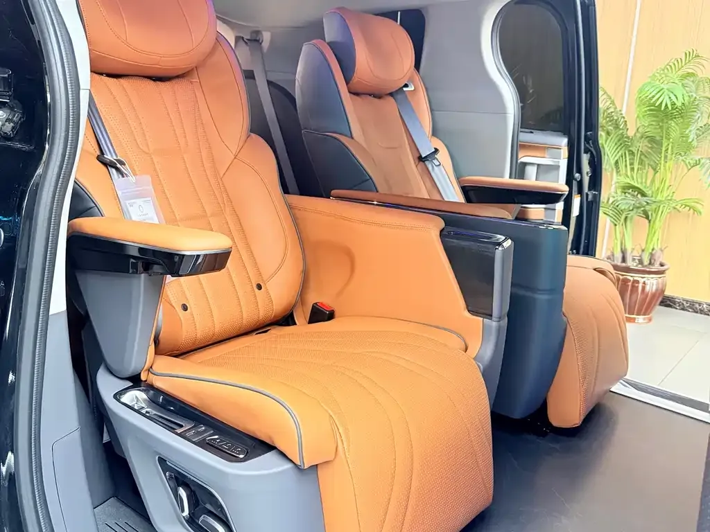 Toyota Granvia — фото 7