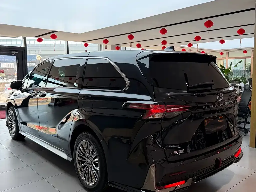 Toyota Granvia — фото 9
