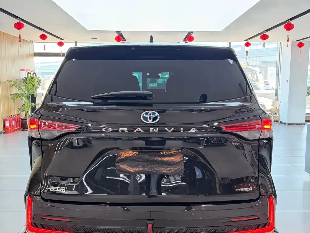 Toyota Granvia — фото 2