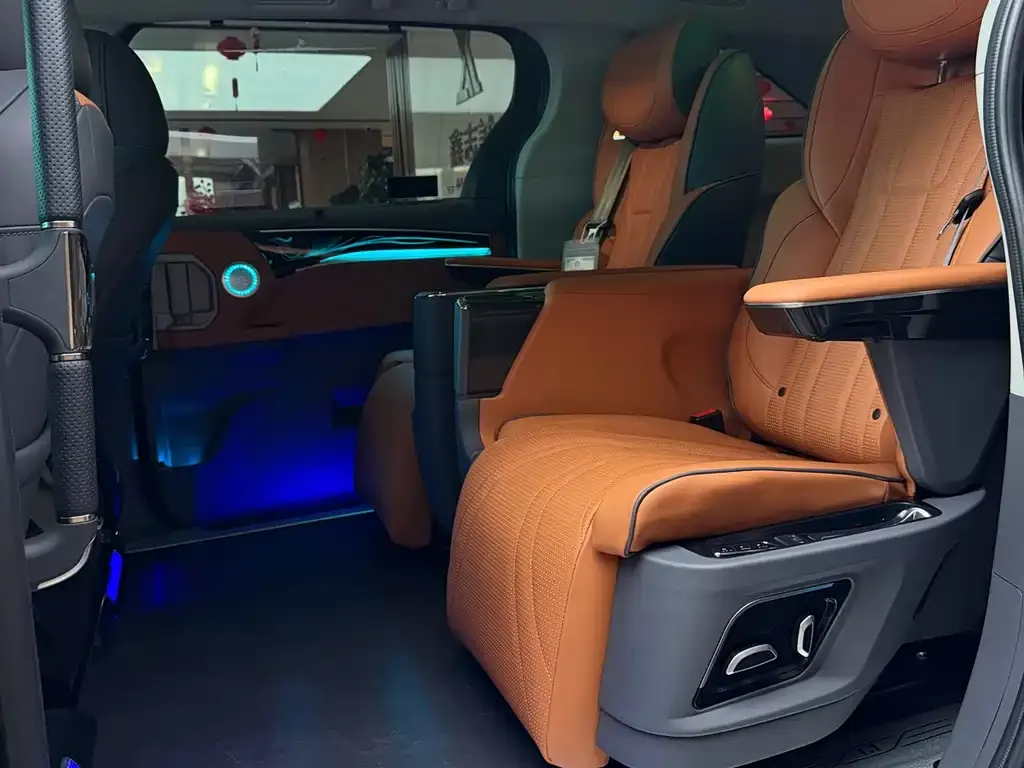 Toyota Granvia — фото 5