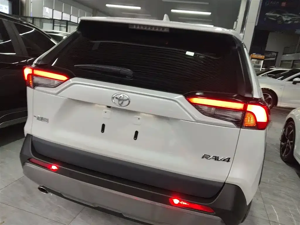 Toyota RAV4 2023 из CN, фото 3
