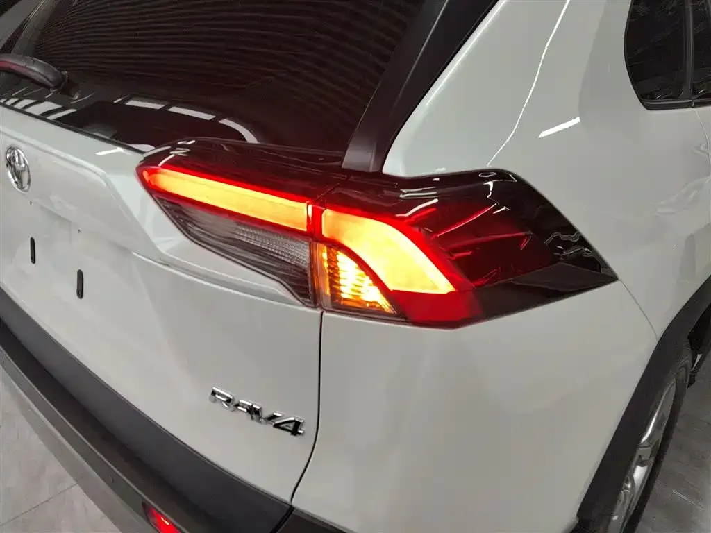 Toyota RAV4 2023 из CN, фото 2