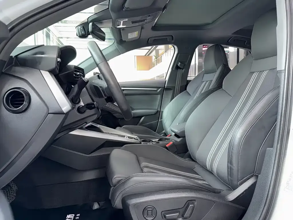 Audi A3 2023 из CN, фото 2