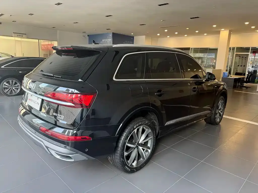Audi Q7 2024 из CN, фото 8
