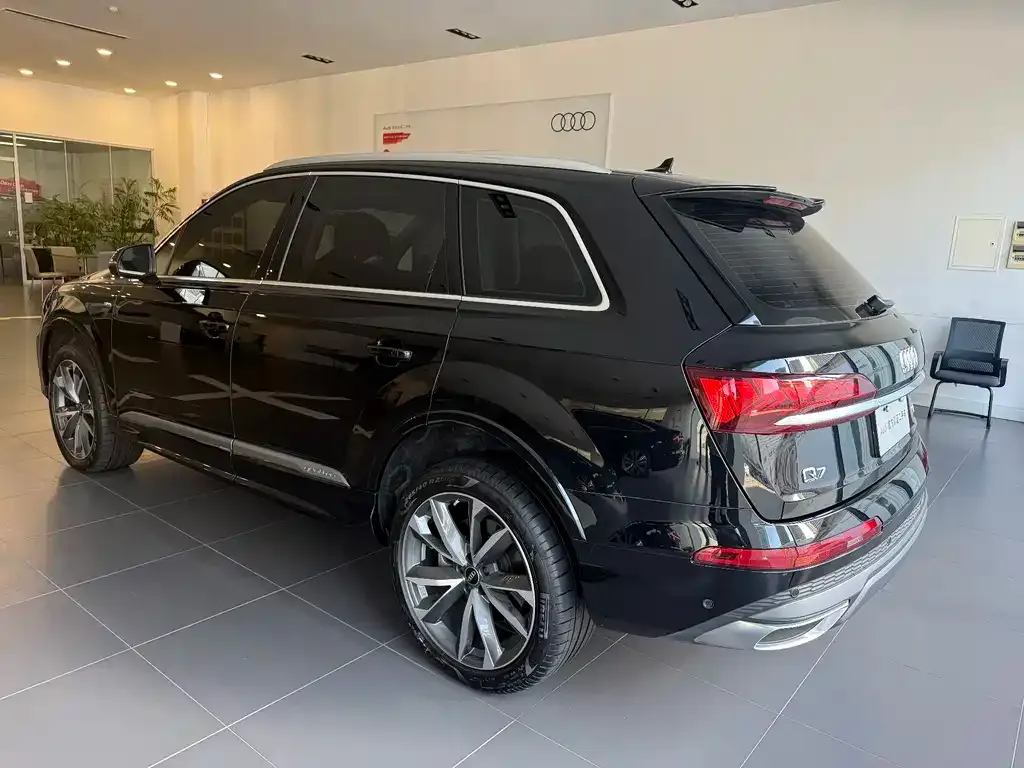 Audi Q7 2024 из CN, фото 4