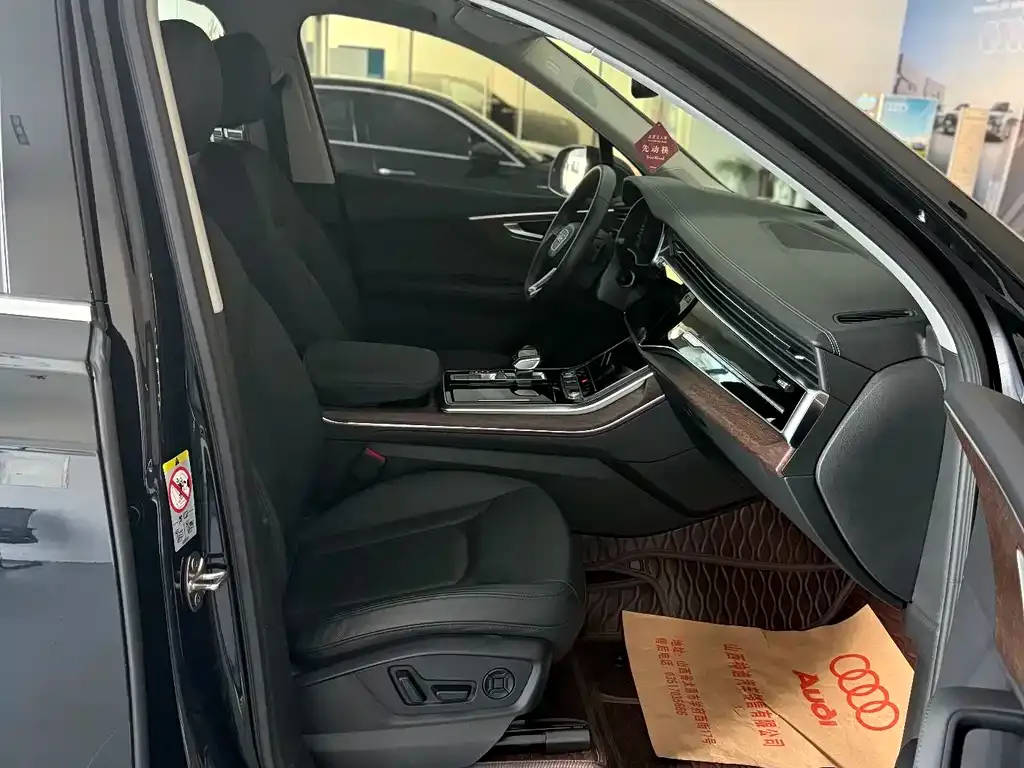 Audi Q7 2024 из CN, фото 10