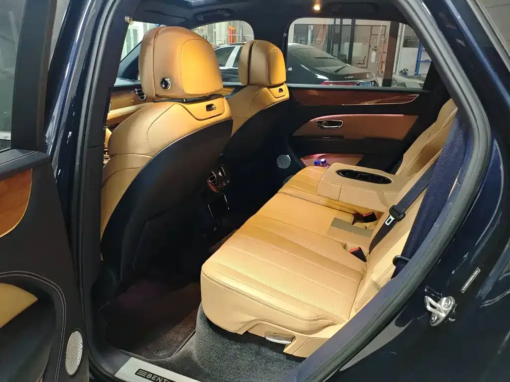 Bentley Bentayga 2023 из CN, фото 3