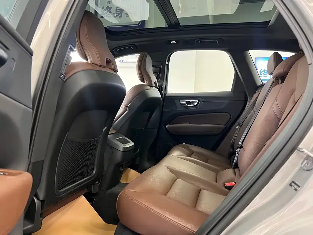 Volvo XC60 2024 из CN, фото 2