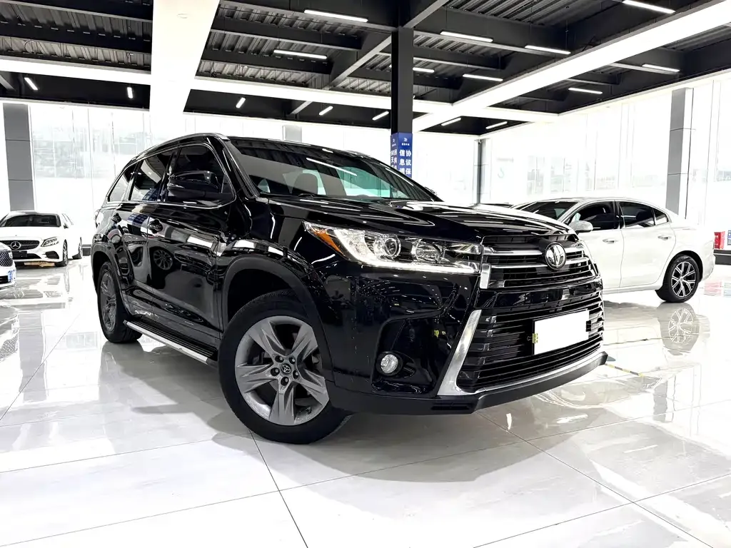 Toyota Highlander — фото 1