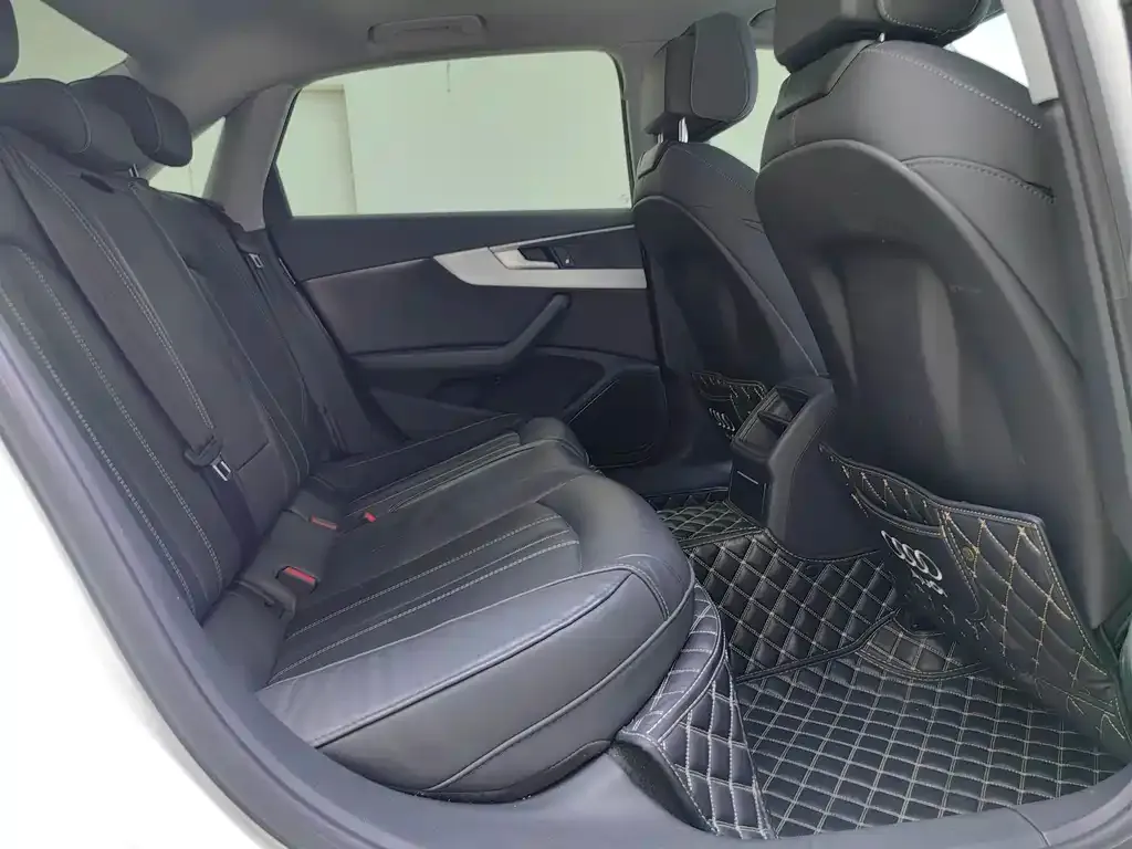 Audi A4L 2022 из CN, фото 3