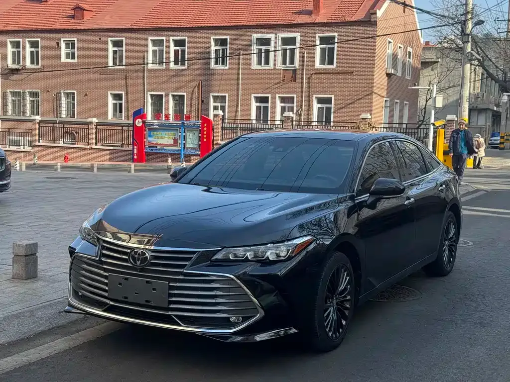 Toyota Avalon — фото 1
