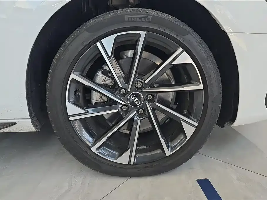 Audi A4L 2023 из CN, фото 2