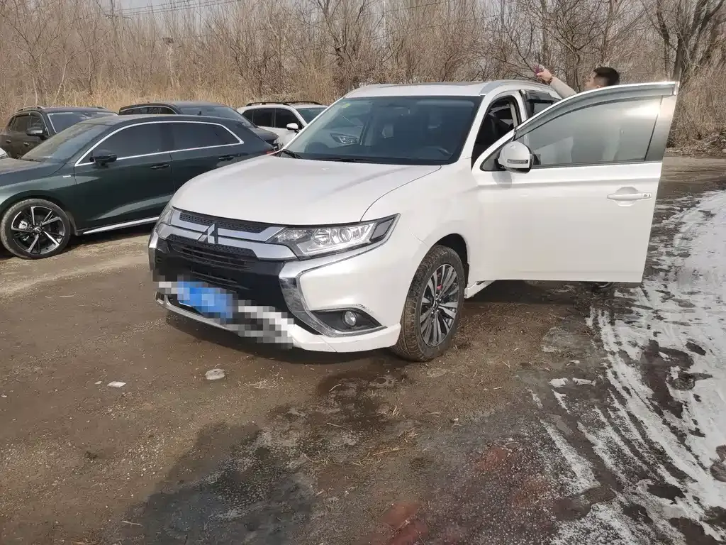 Mitsubishi Outlander — фото 1