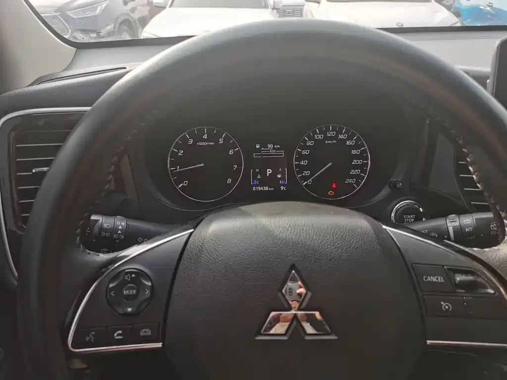 Mitsubishi Outlander — фото 4